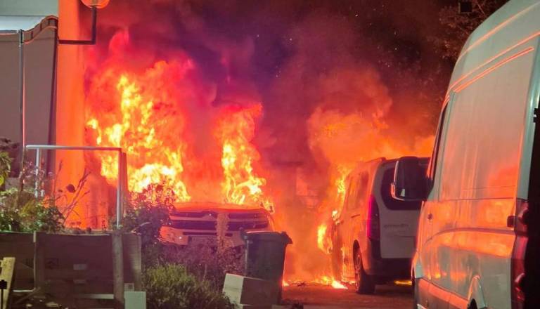 FOTO: Nekaj minut po polnoči alarm v Lendavi, zagoreli vozili