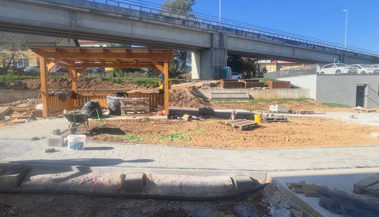 V Domu starejših občanov Novo mesto urejajo vrt za sprehode, gibanje in druženje: »Komaj čakamo, da naš novi vrt zaživi«