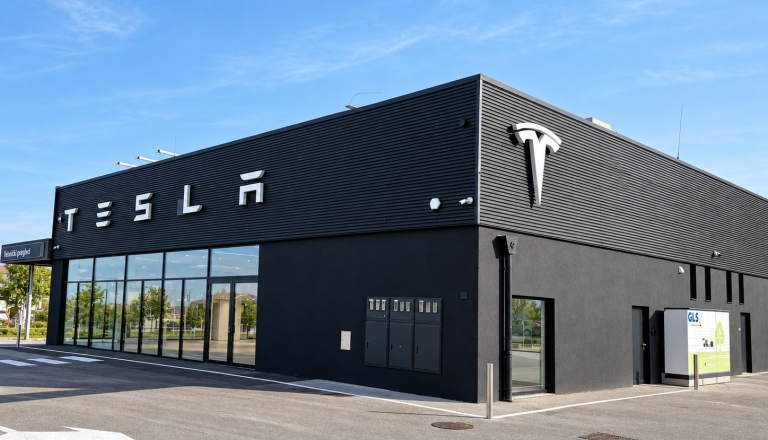 Zdaj je uradno: Tesla odprla prodajni salon v Mariboru, na ogled tudi Cybertruck