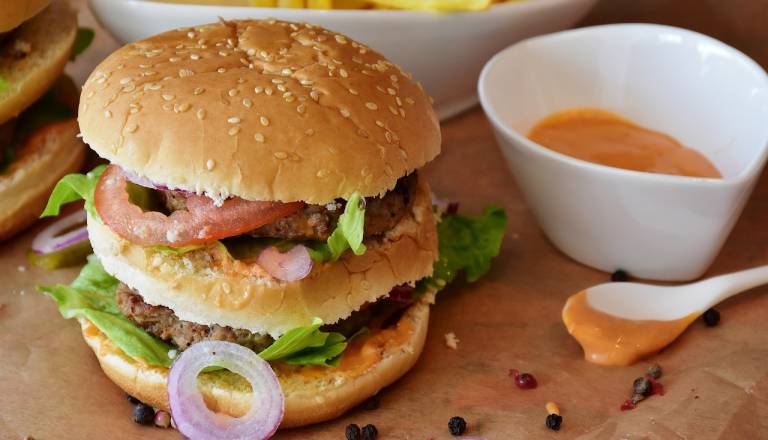 PREDLAGAJTE: Kje v Pomurju je naj burger?