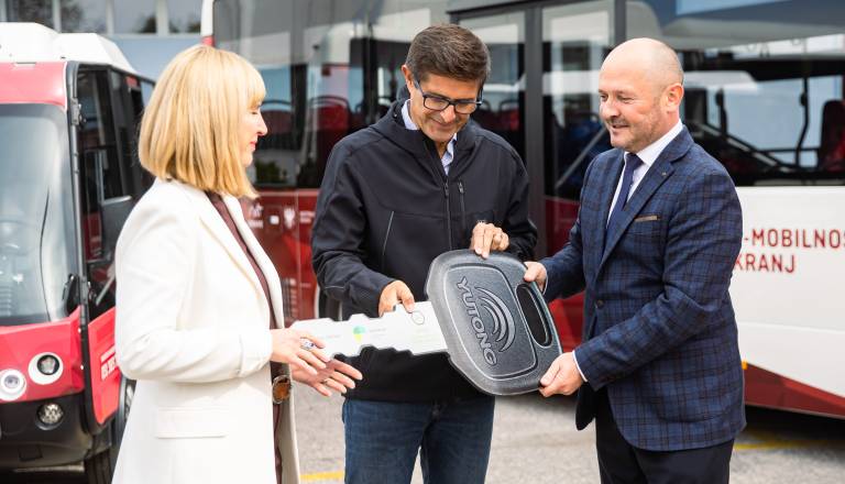 FOTO: Kranj bogatejši za tri nove električne avtobuse in nov Kranvaj