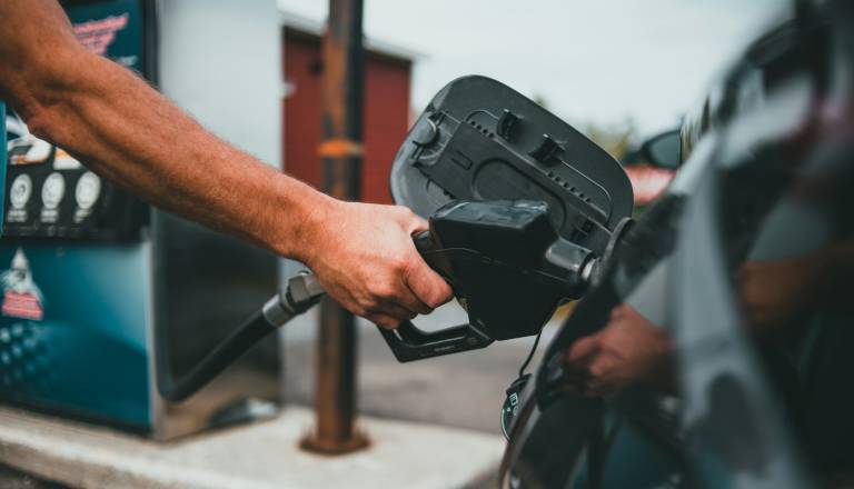Od torka cenejši bencin in dizel, toliko bo stal liter goriva