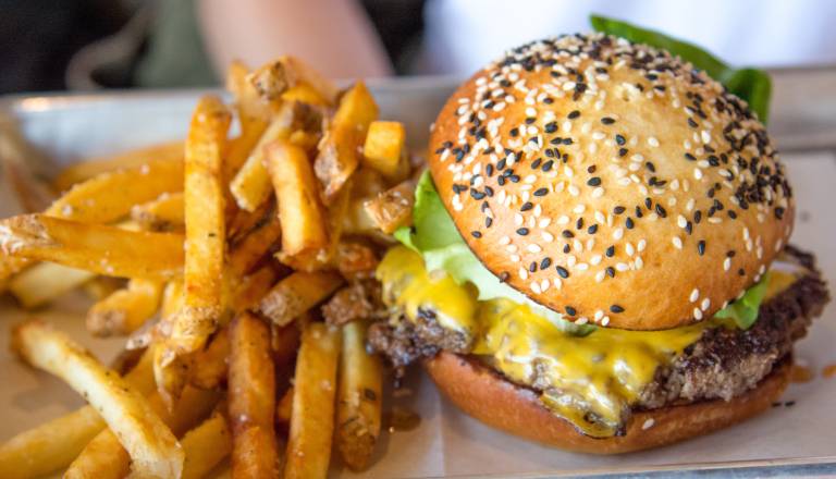 PREDLAGAJTE: Kje v Mariboru ali okolici je naj burger?