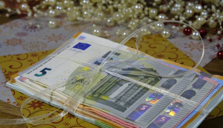 Obvezna božičnica letos višja: Koliko bo znašala in kdaj bo na računih?
