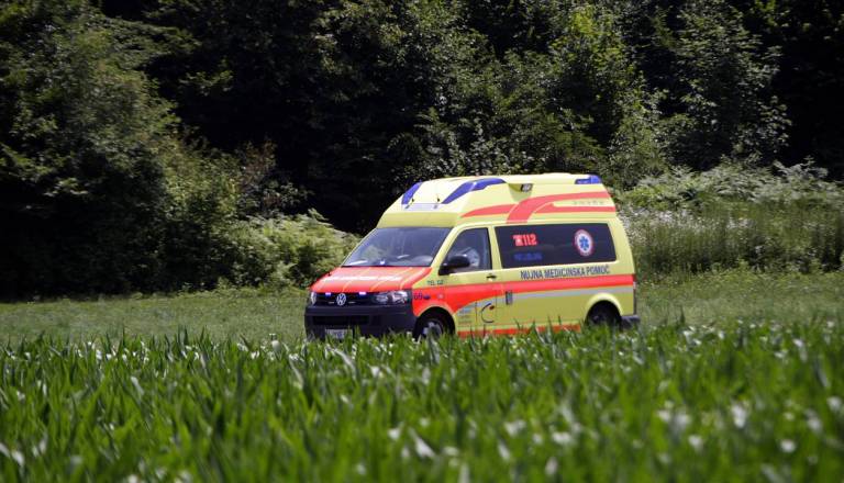 Z otrokom na štirikolesniku zapeljal s ceste, oba sta se poškodovala
