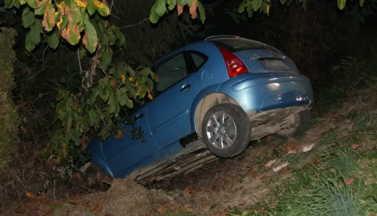 Podrobnosti nesreče s štirimi poškodovanimi: 24-letnik vozil pijan in brez izpita, zapeljal s ceste in pristal v jarku