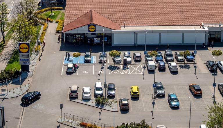 Parkirala pred Lidlom, zahtevek za 50 evrov pa dobila skoraj pol leta pozneje