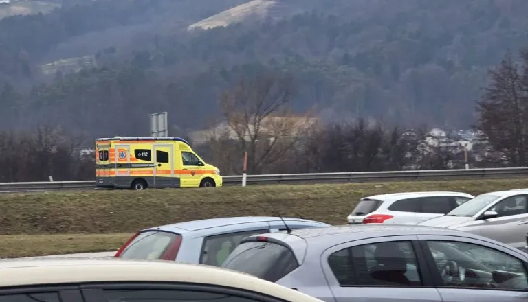 Med čiščenjem stroja mu je nogi potegnilo med valja, moški huje poškodovan