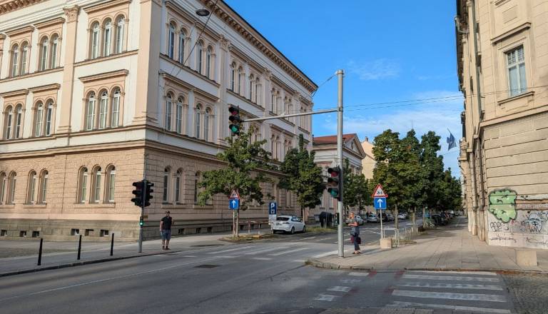 Mariborski semaforji vse bolj »pametni«: Kje že zaznajo pešca in kje bodo dobili zvočne signale?