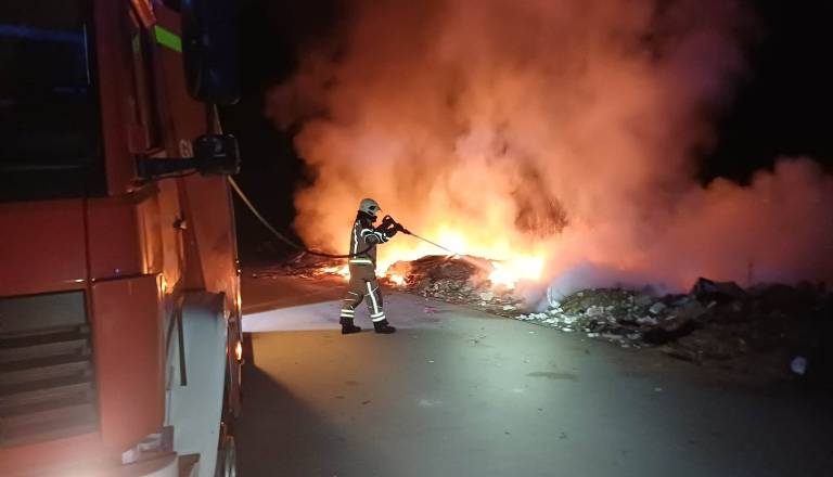 FOTO: Na Dolenjskem zagoreli odpadki, ogenj zajel okoli 150 kvadratnih metrov