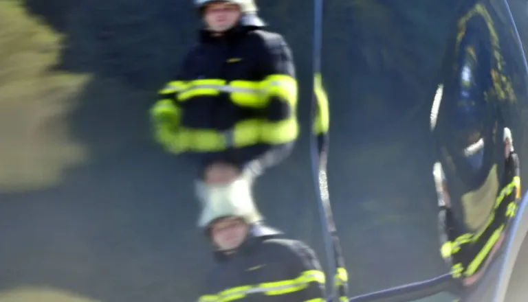 Avtomobil s petimi mladimi ženskami čelno trčil v drevo, posredoval tudi helikopter