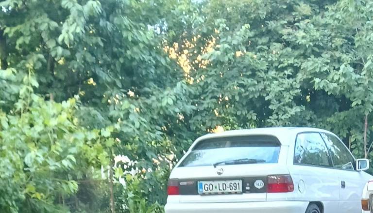 Ste kje videli ta avtomobil? Policija išče pogrešano 40-letno osebo