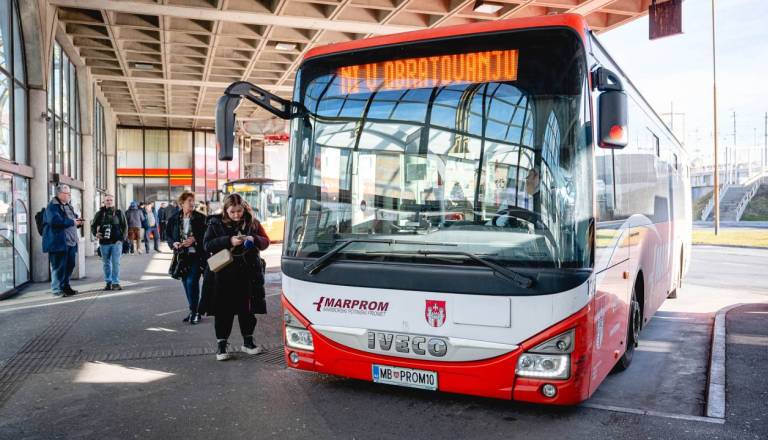 Za spremljevalca otroka z invalidnostjo doplačali 20 evrov, čeprav jim ne bi bilo treba. Kaj pojasnjuje Marprom?