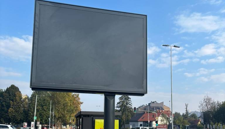 Ljubljančanka na enem križišču naštela kar 28 oglasnih površin!