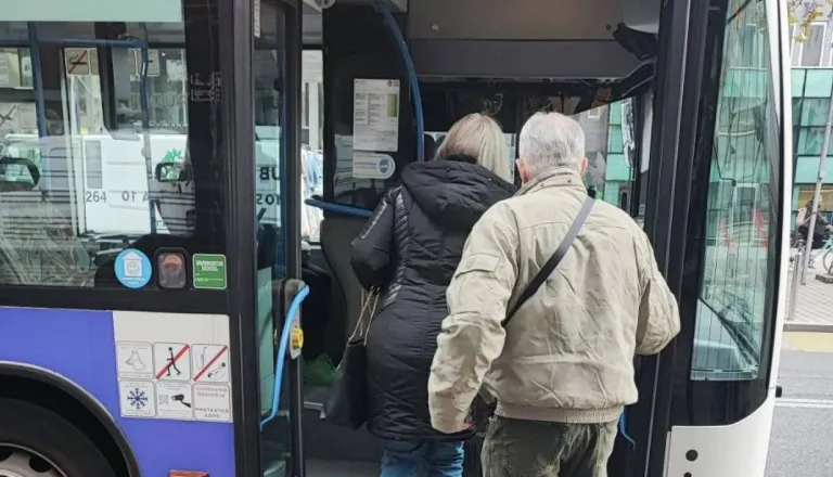 Starši, pozor: Na mestnem avtobusu naj bi starejši moški nadlegoval otroka