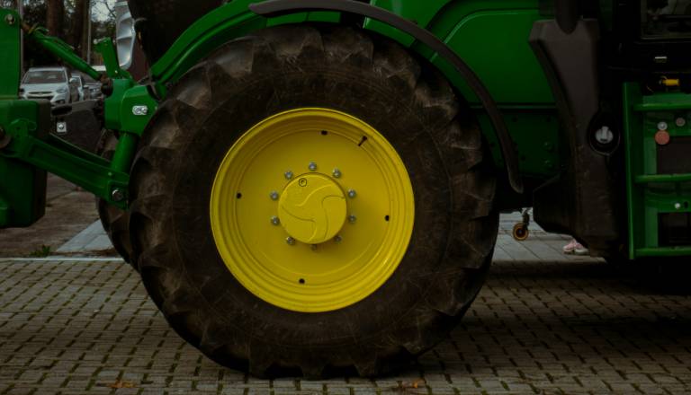 Traktor mu je ušel izpod nadzora, na dvorišču hiše trčil v parkiran avtomobil
