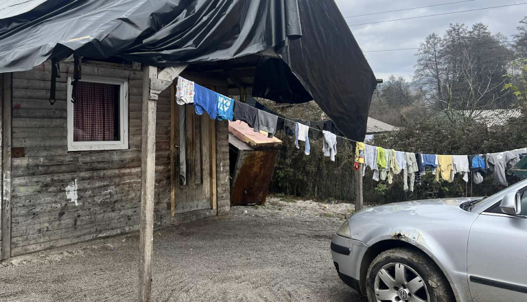 Kočevec opozarja na dogajanje v romskem naselju: 'Če bi tak hrup prihajal iz moje hiše, bi dobil položnico.'