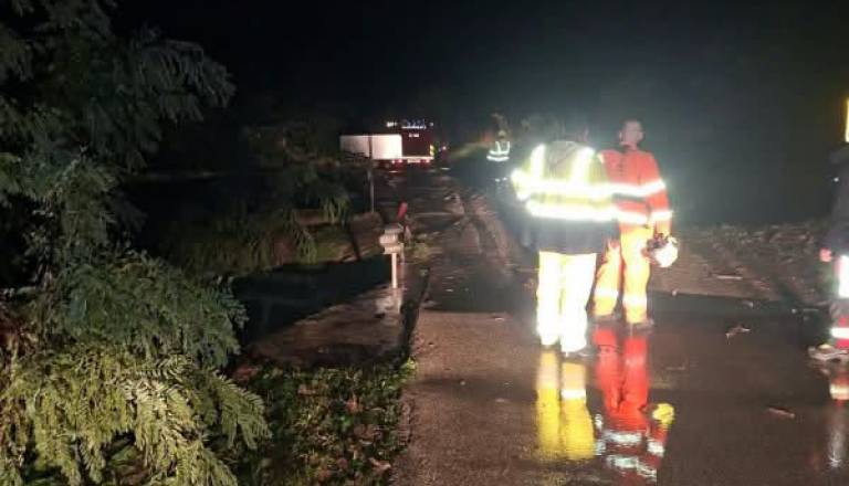 FOTO: Hudi nalivi za seboj pustili razdejanje: Poplavljene hiše, ujeti avtomobili in plaz