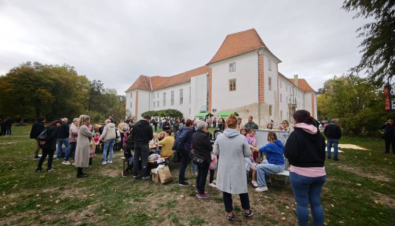 FOTO in VIDEO: Kostanjev piknik v znamenju otroškega veselja in jesenskega druženja
