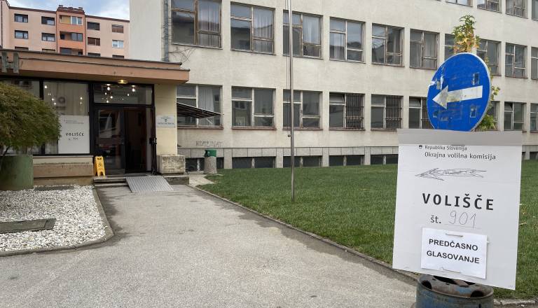 Pred nedeljskima referendumoma presenetljivo visoka udeležba, glasovalo že več kot 75.000 ljudi