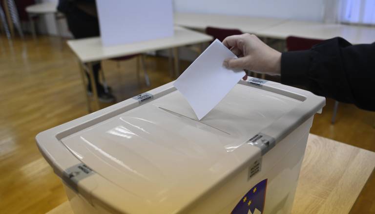 Predčasno glasovanje na referendumih zaključeno: Koliko volivcev je že oddalo svoj glas?