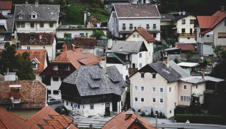 Skoraj 100.000 evrov za razstavljen leseni objekt: nadzorniki v Tržiču opozarjajo na pomanjkljivosti