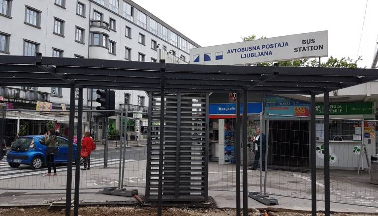 Rop na avtobusni postaji v Ljubljani! Grozili s pretepom in mu ukradli vse, kar je imel