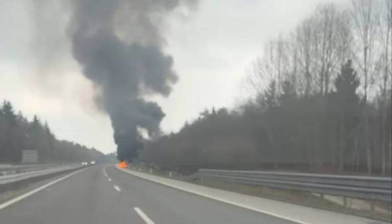 Goreče vozilo zaprlo vozni pas na dolenjski avtocesti