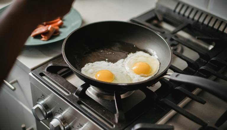 S temi naravnimi triki lahko stare ponve spet zasijejo