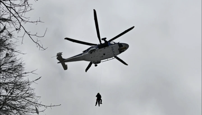Dramatično posredovanje v slovenskih gorah, zdaj iščejo pohodnika, ki je pomagal