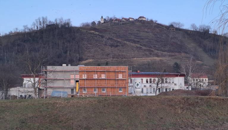 FOTO: Prizidek lendavskega zdravstvenega doma dobiva končno podobo 