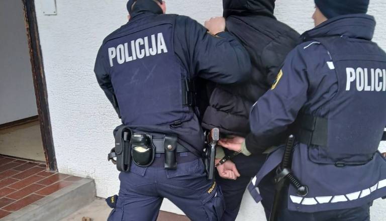 Panika na Bavarskem dvoru, moški potegnil nož