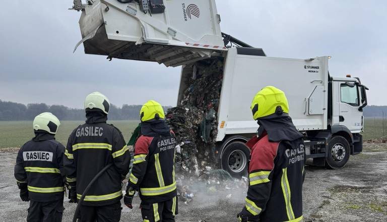 Zagorele smeti v smetarskem vozilu v naselju Obrež
