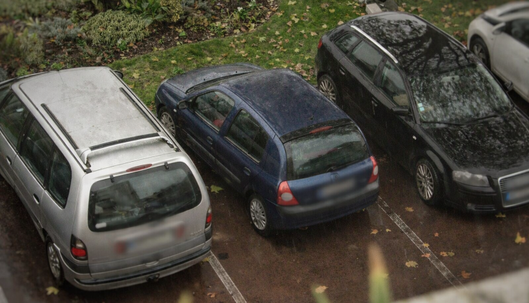 Občan opozarja na težave zaradi parkiranja pri fitnesu na Ptuju