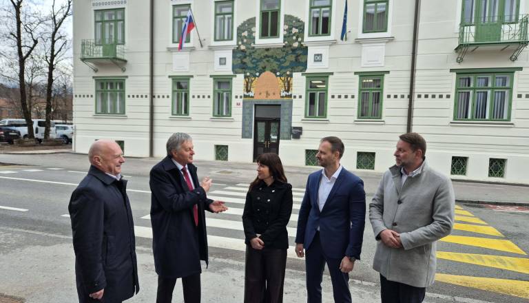 FOTO: Ikona Radovljice po 120 letih znova blesti, Čebelica dobila novo fasado
