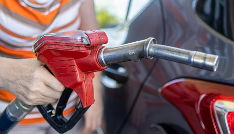 Obisk bencinske črpalke od danes znova dražji