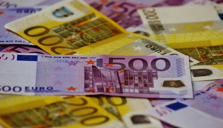 Nenavaden zaplet na pošti: Policija išče moškega, da mu vrne 500 evrski bankovec