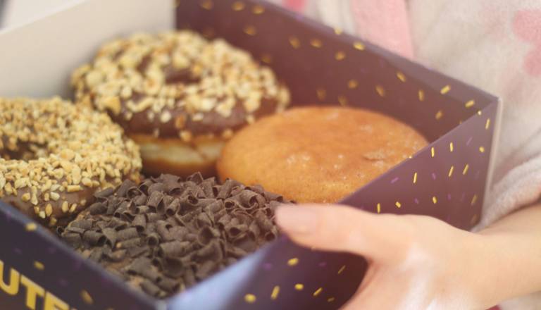 Pustne sladice po Evropi: Tradicionalni ocvrtki, ki zaznamujejo praznovanja