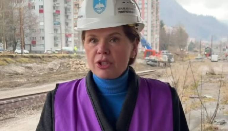 VIDEO: Alenka Bratušek na Jesenicah: Obetajo se nova avtocestna povezava, oživitev železnice in angiograf 