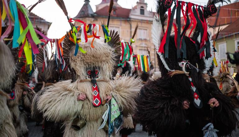 Dan kurentovih in korantovih skupin bo danes oživel Mestni trg. To morate vedeti o zaporah cest ...