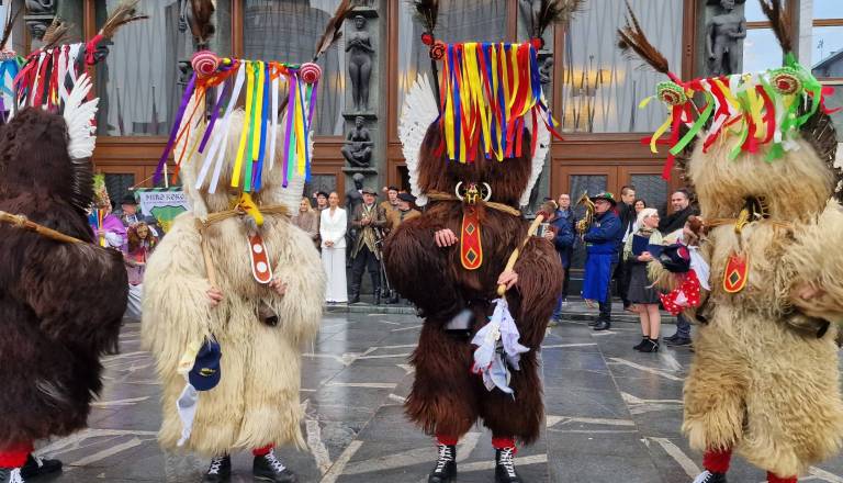 Državni zbor obiskali kurenti in tradicionalni pustni liki