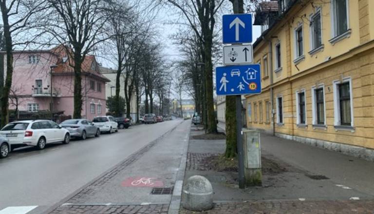 Avtobus v centru ustavlja na kolesarski poti, nadzora pa ni