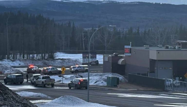 Grozljiv strelski napad v šoli: najmanj devet mrtvih, 27 ranjenih