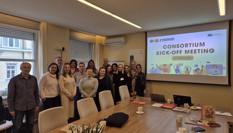 Kako zaščititi otroke na spletu? V Mariboru zagnali mednarodni projekt, ki stavi na opolnomočenje