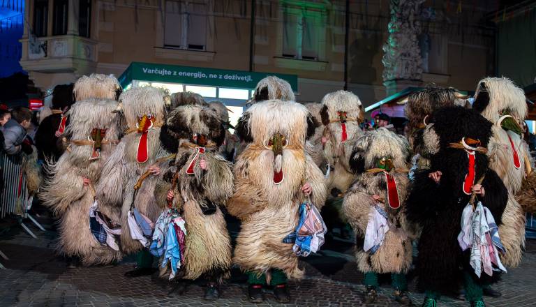 FOTO in VIDEO: Dan kurentovih in korantovih skupin: Rogati in pernati zavzeli srce mesta