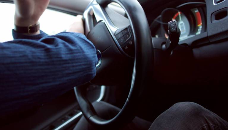 Zavrnil alkotest, pritisnil na plin in zapeljal proti policistoma