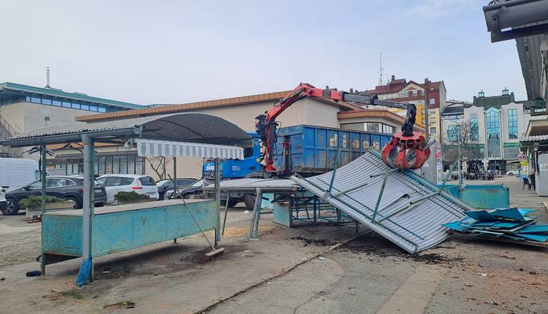 FOTO in VIDEO: Komunala odstranjuje dotrajane stojnice na mestni tržnici
