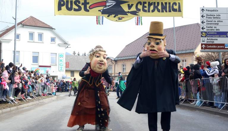 Debeli četrtek v znamenju pustnih dobrot, v Cerknici oblast prevzemajo Butalci