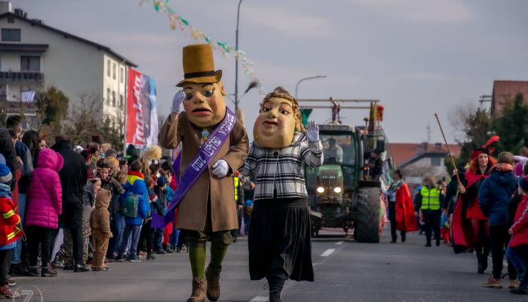 Na debeli četrtek po izročilu mize polne pustnih dobrot, v Cerknici oblast prevzemajo Butalci