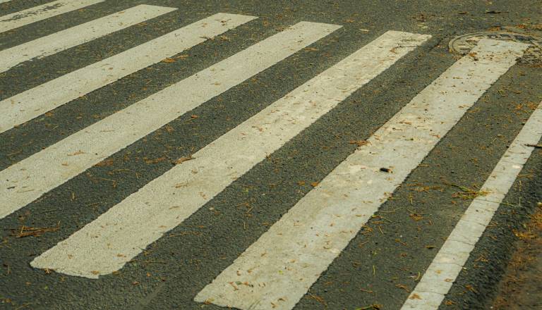 Vlomili v hišo in stanovanje, na Pobrežju huje poškodovan 71-letni pešec